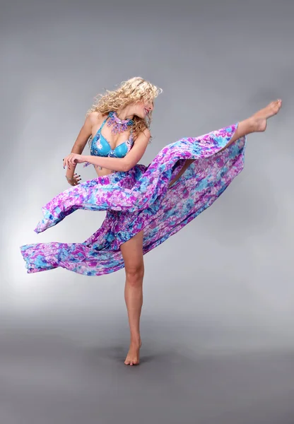 Bella fino gamba di pancia ballerina donna — Foto Stock