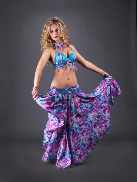 Vacker blondin i aktiva arabisk dans över mörkret — Stockfoto