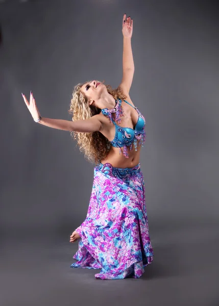 在积极阿拉伯舞蹈的美丽金发 — 图库照片