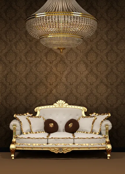 Divano barocco e lampadario in appartamento di lusso — Foto Stock