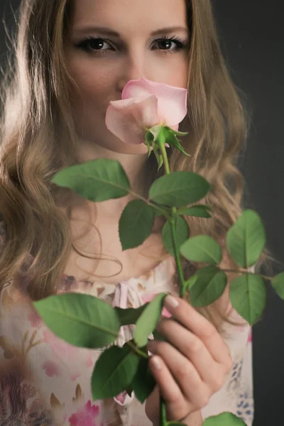 Romantisk flicka med Rosa Ros — Stockfoto