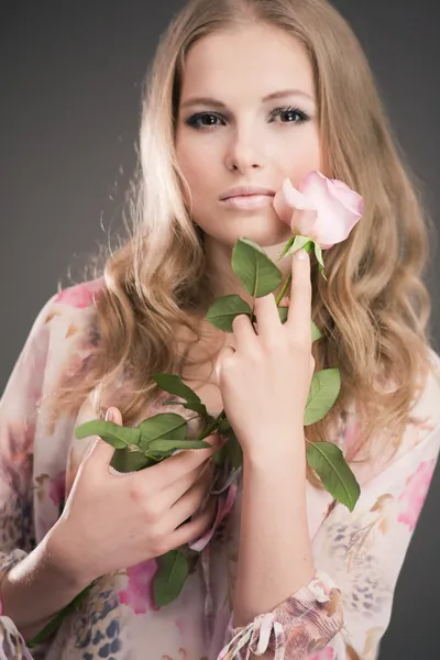 Romantikus lány rózsaszín rózsa — Stock Fotó