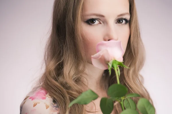 Romantic girl with pink rose — Stock Photo, Image