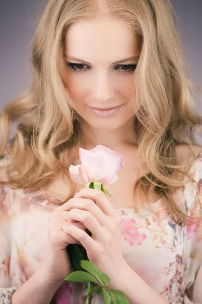 Красивая девушка с розой — стоковое фото