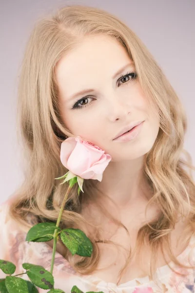 Chica bonita con rosa —  Fotos de Stock