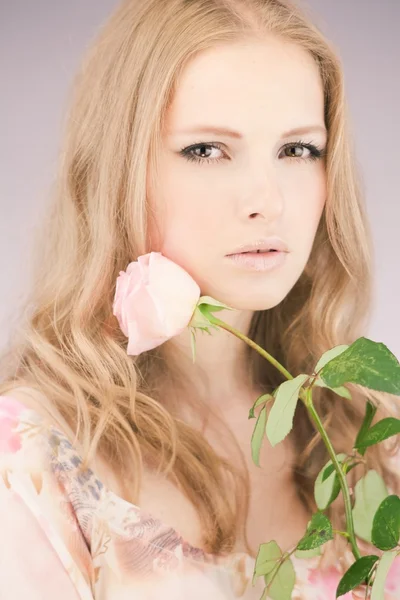 Chica bonita con rosa —  Fotos de Stock