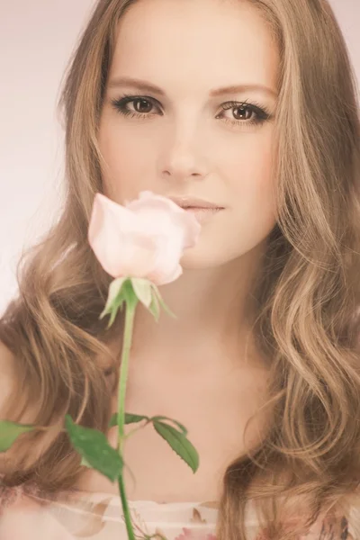 Красивая девушка с розой — стоковое фото