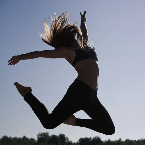 Акробатическая девушка — стоковое фото