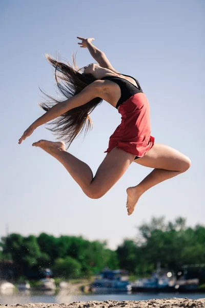 Акробатическая девушка — стоковое фото