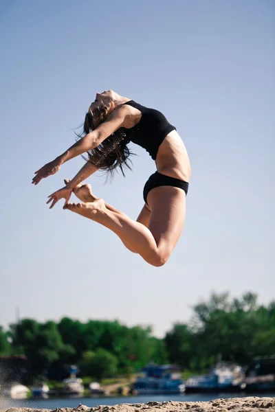 Chica acrobática —  Fotos de Stock