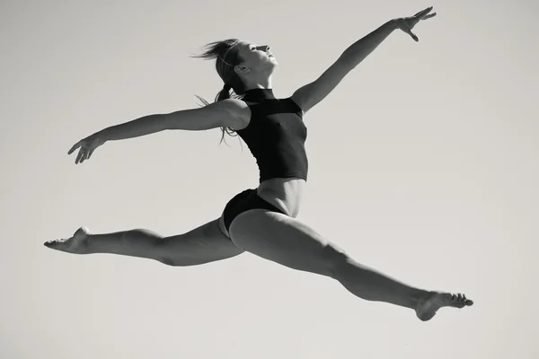 Menina acrobática — Fotografia de Stock