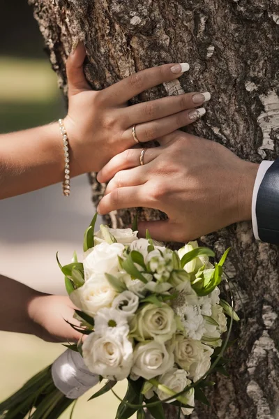 Ramo de bodas y manos con anillos — Foto de Stock