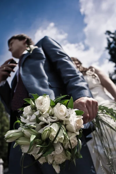 Bouquet da sposa e mani con anelli — Foto Stock