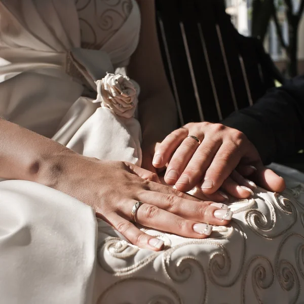 Manos con anillos de mujer casada y hombre — Foto de Stock