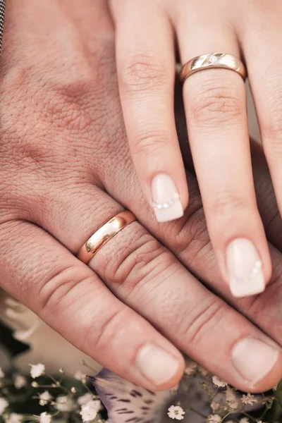 Hände mit Ringen von verheirateten Frauen und Männern — Stockfoto