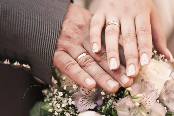 Handen met ringen van gehuwde vrouw en man — Stockfoto