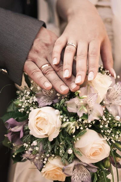 Manos con anillos de mujer casada y hombre —  Fotos de Stock