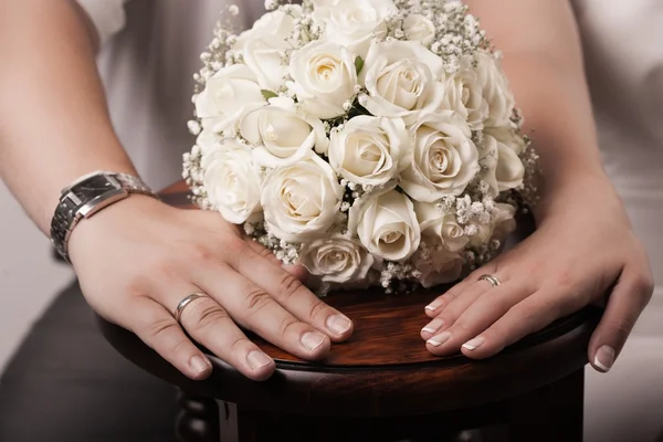 Brautstrauß und Hände mit Ringen — Stockfoto