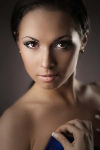 Closeup leknínportrét mladé černovlásky — Stock fotografie