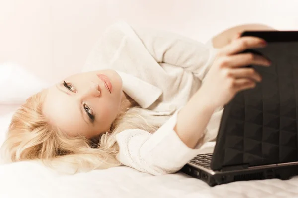 Młoda atrakcyjna dziewczyna blond leżąc z notebooka — Zdjęcie stockowe