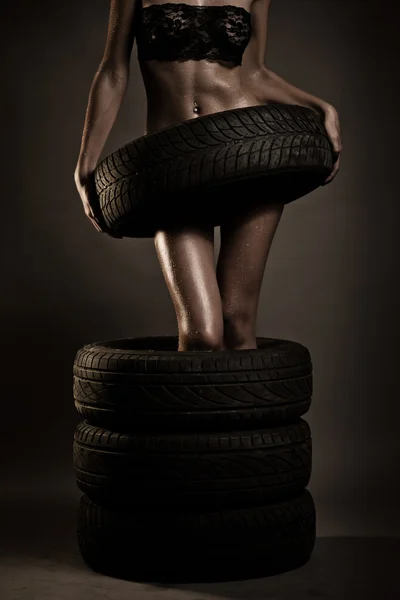 Mulher e pneus — Fotografia de Stock