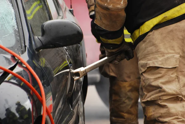 Brandman på scenen i en bilolycka. — Stockfoto