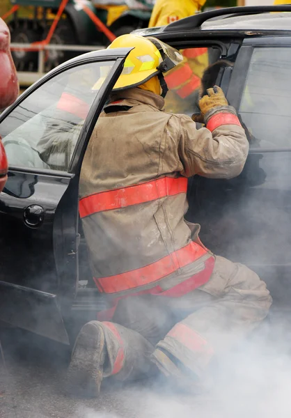 Pompier sur les lieux d'un accident de voiture . — Photo