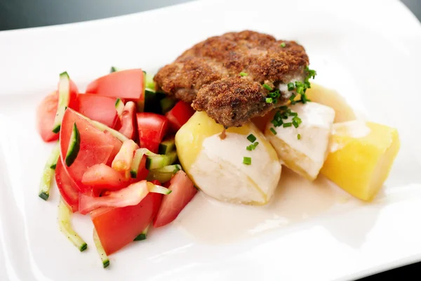 Cutlet with vegetables — Stock Photo, Image
