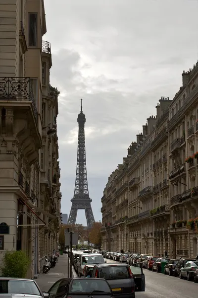 Street with a view to Eiffel Tower — Stock Photo, Image