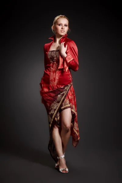Mujer joven en vestido rojo —  Fotos de Stock