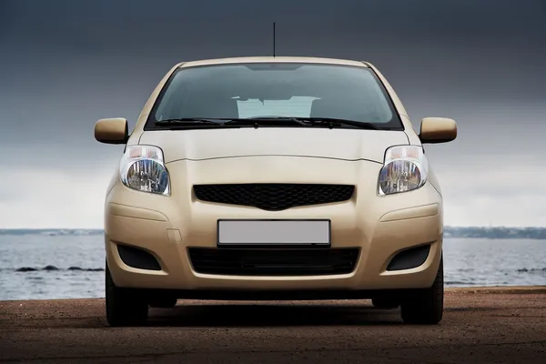 Framifrån av en beige bil — Stockfoto