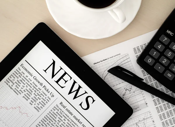 Tablet PC With News On Desk — Stock Photo, Image