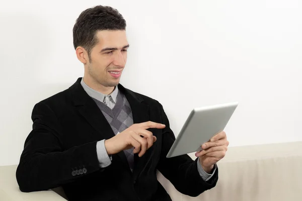 Empresário usando um tablet de tela de toque — Fotografia de Stock