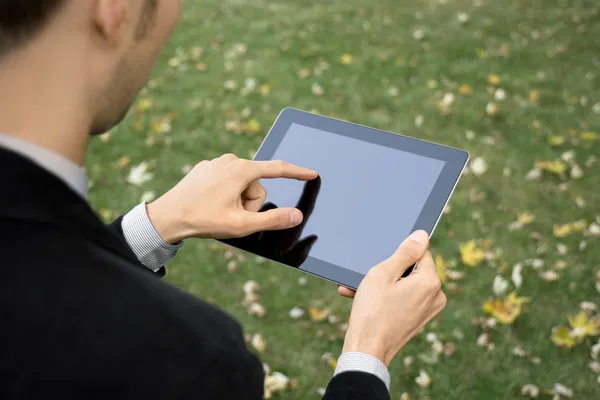 Geschäftsmann arbeitet mit Tablet-PC — Stockfoto