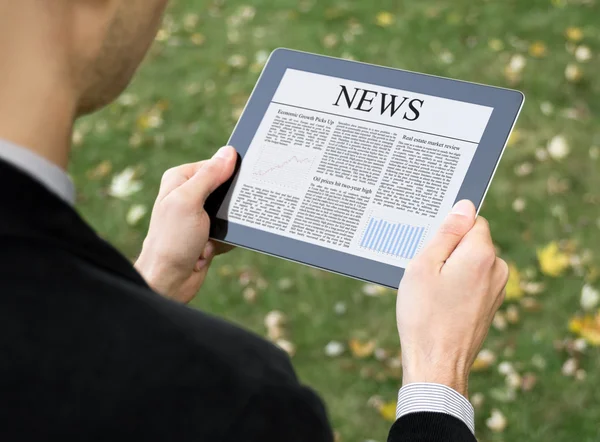 Reading News On Tablet PC — Stock Photo, Image