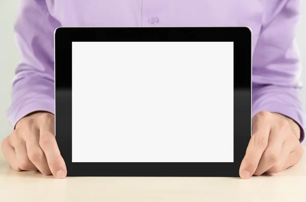 Empresario Mostrando la tableta en blanco PC — Foto de Stock