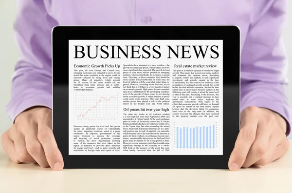 Επιχειρηματίας δείχνει tablet pc με επιχειρηματικές ειδήσεις — Φωτογραφία Αρχείου