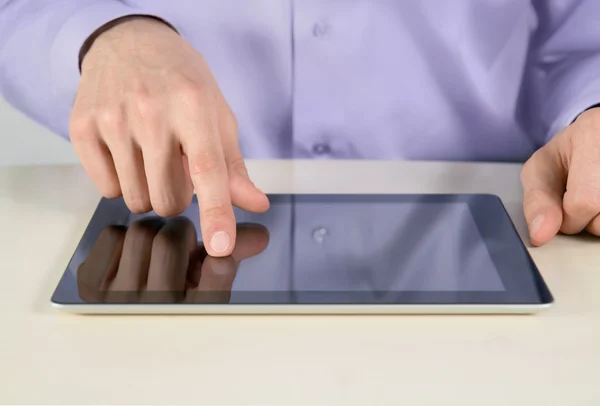 Biznesmen, dotykając na komputerze typu tablet — Zdjęcie stockowe