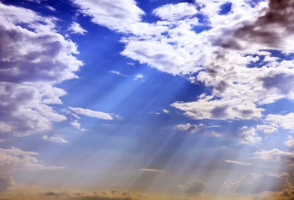Beyaz bulutlar ve güneş — Stok fotoğraf
