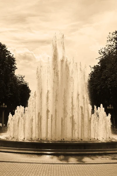 Высокий фонтан — стоковое фото