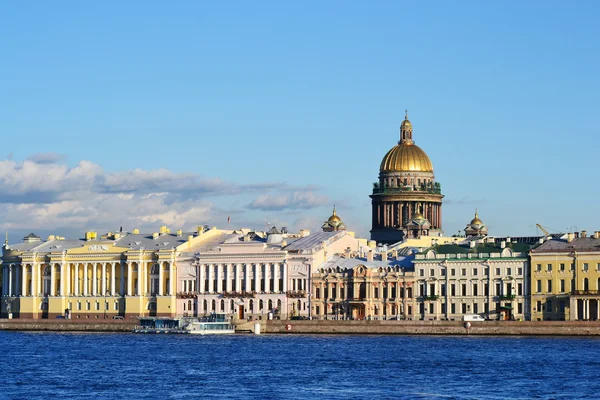 Vue sur le Saint-Pétersbourg, la cathédrale Saint-isaac — Photo