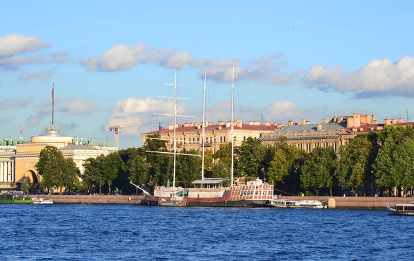 São Petersburgo, Almirantado Embankment — Fotografia de Stock