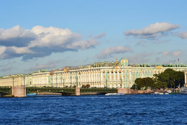 Pałac zimowy i most Pałac — Zdjęcie stockowe