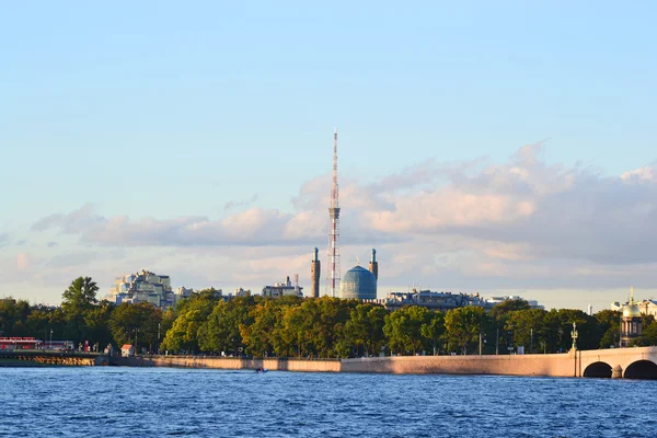 Pohled Petrohradě. věž a mešity. večer — Stock fotografie