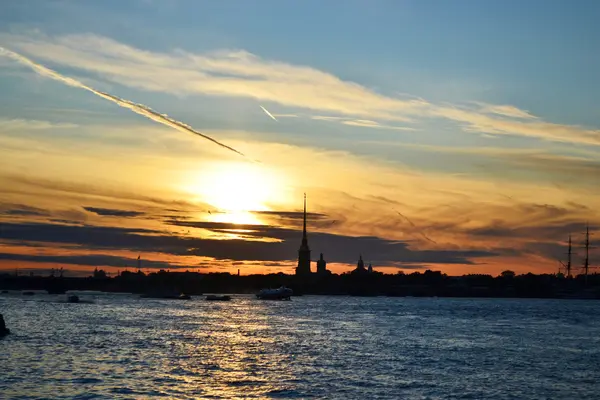 Saint-Pétersbourg, Russie au coucher du soleil — Photo