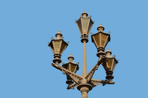 Вуличний ліхтар на фоні блакитного неба — стокове фото