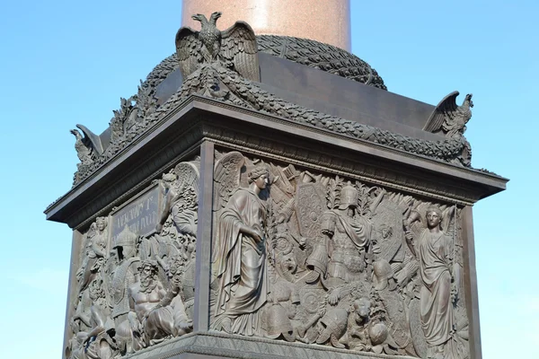 Bas-relevo em uma coluna de Aleksandrovsky . — Fotografia de Stock