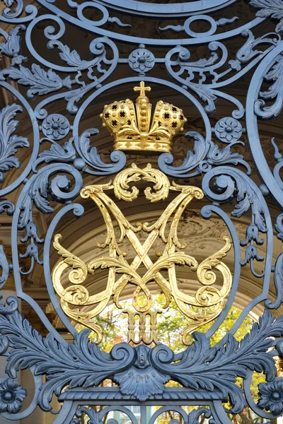 शीतकालीन महल पर रूसी साम्राज्य का प्रतीक — स्टॉक फ़ोटो, इमेज