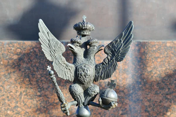 Sculptuur van dubbelkoppige adelaar — Stockfoto
