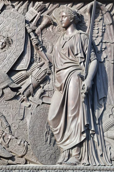 คอลัมน์ Bas- relief บนคอลัมน์อเล็กซานโดรฟสกี้ . — ภาพถ่ายสต็อก